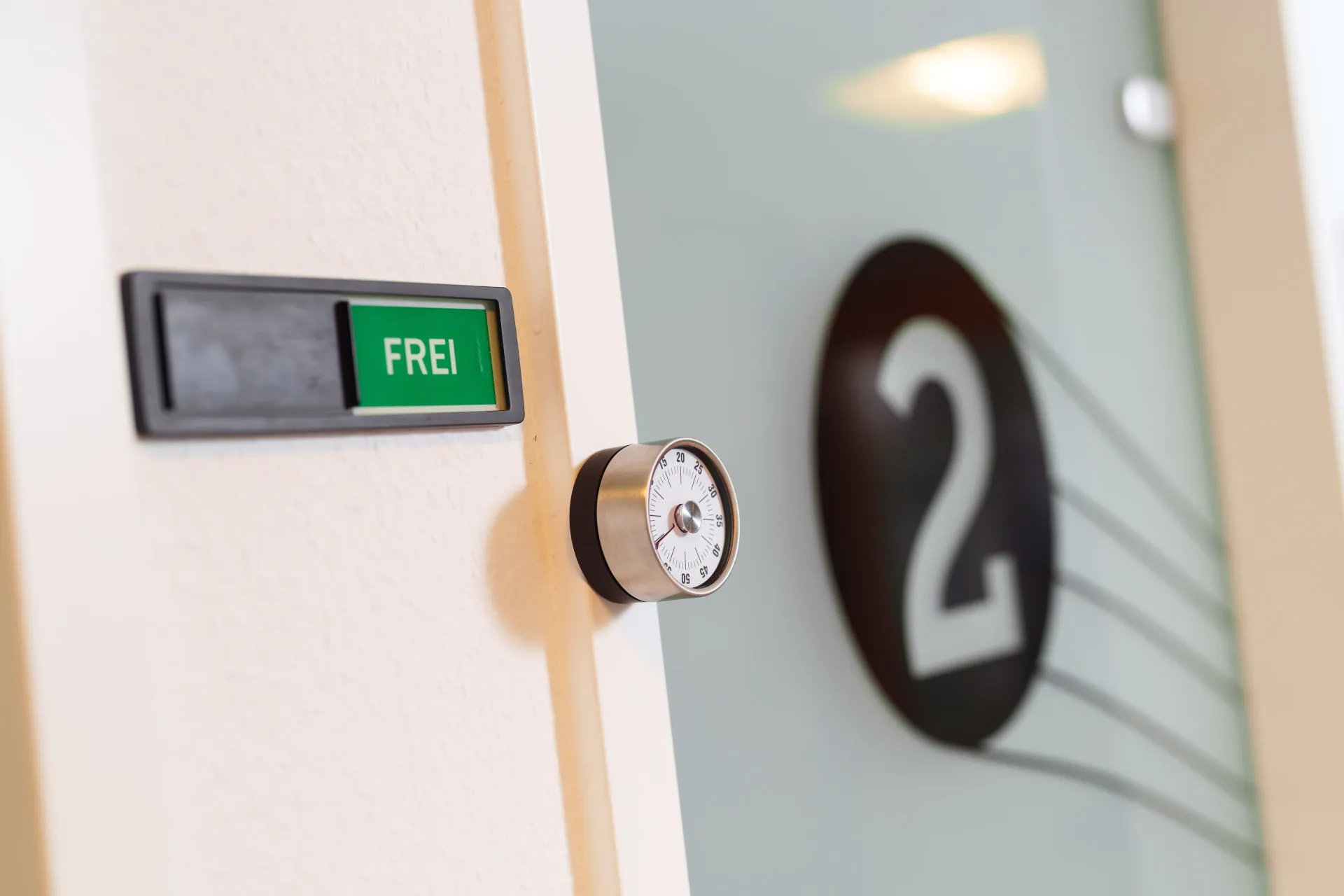 Impression aus der Praxis - Scholz & Abela - Physiotherapie Dortmund Ansicht der Glastür zu Kabine 2 bei Scholz & Abela