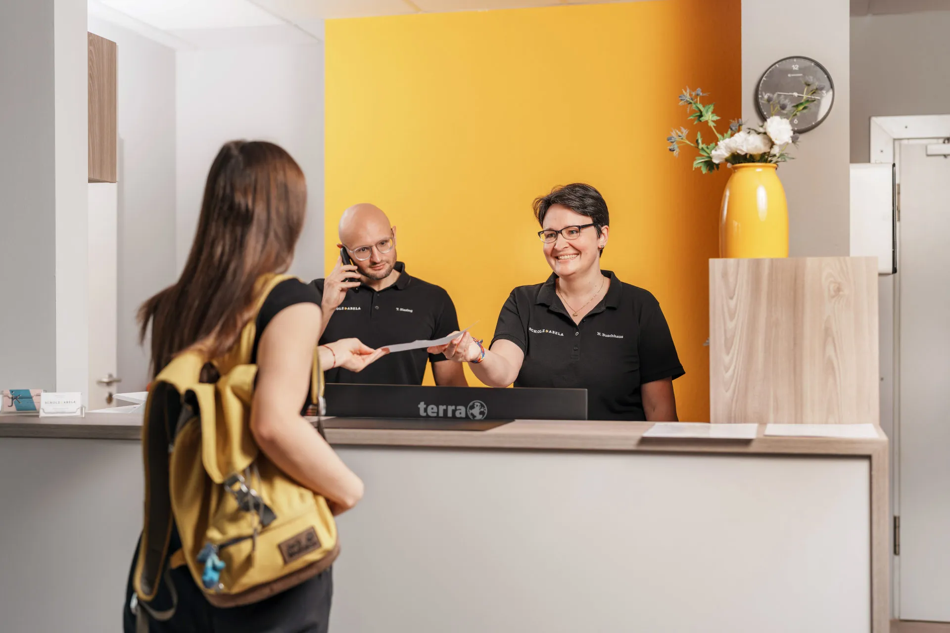 Impression aus der Praxis - Scholz & Abela - Physiotherapie Dortmund Szene am Empfang bei Scholz & Abela