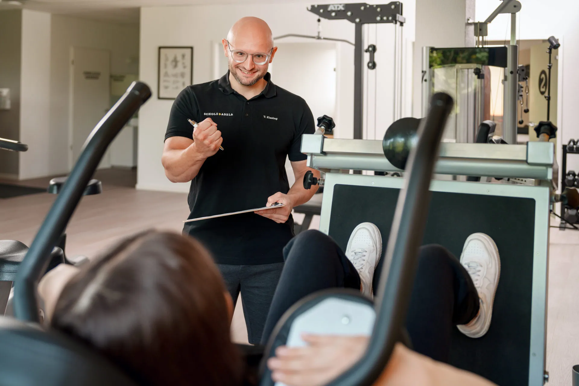 Impression aus der Praxis - Scholz & Abela - Physiotherapie Dortmund Teilansicht der Trainingsfläche bei Scholz & Abela mit Türen zu den Kabinen