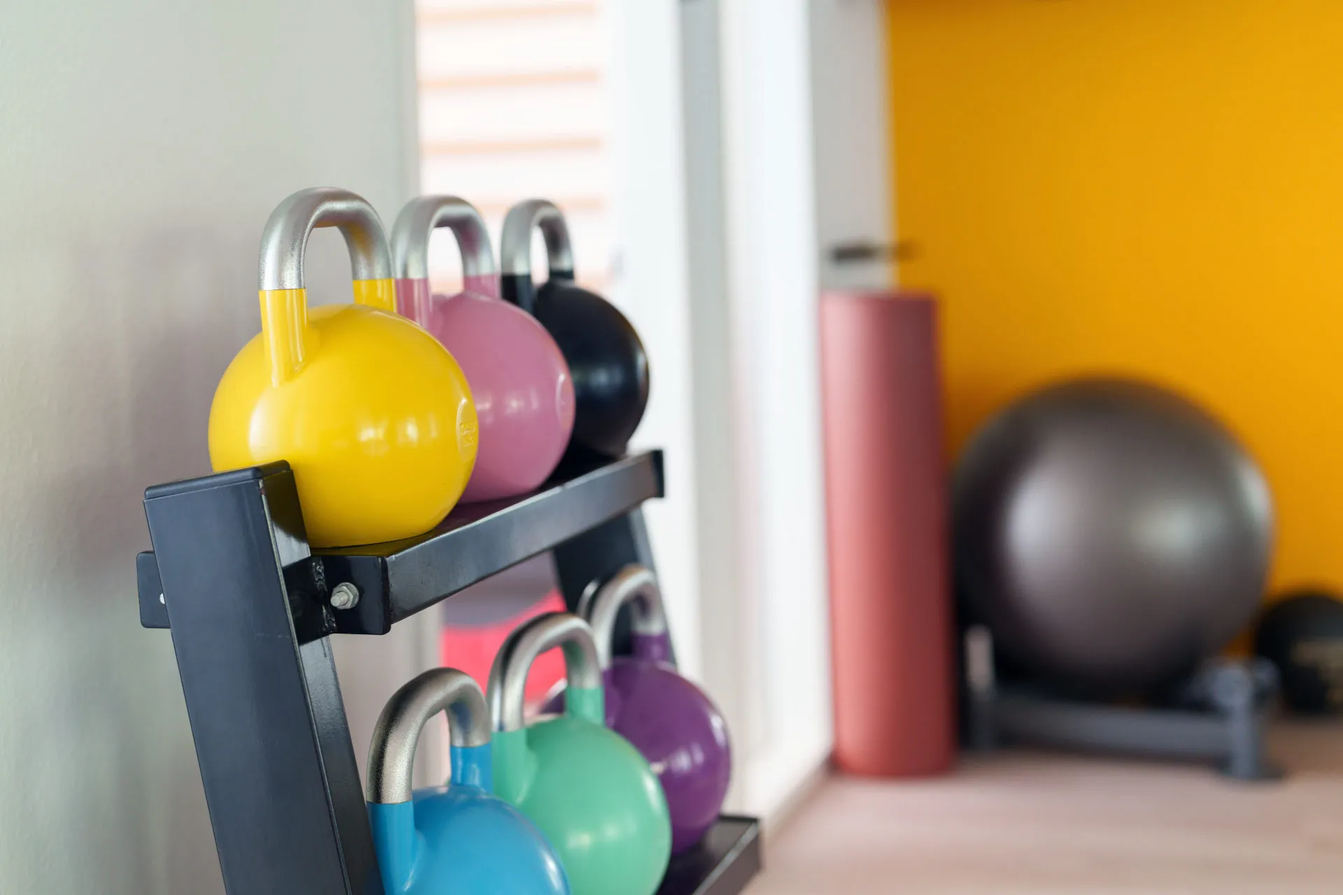 Impression aus der Praxis - Scholz & Abela - Physiotherapie Dortmund Bunte Gewichte im Regal