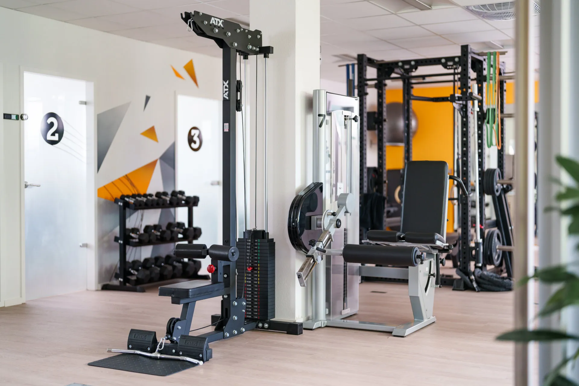 Impression aus der Praxis - Scholz & Abela - Physiotherapie Dortmund Teilansicht der Trainingsfläche bei Scholz & Abela